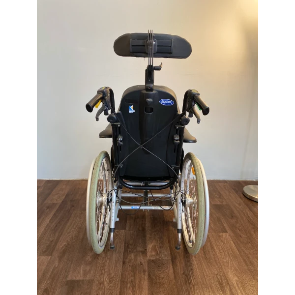 Ápolási kerekesszék hátulnézetből, Invacare Rea Clematis modell