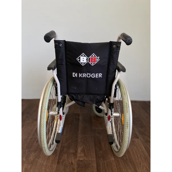 B+B kerekesszék háttámlája logóval