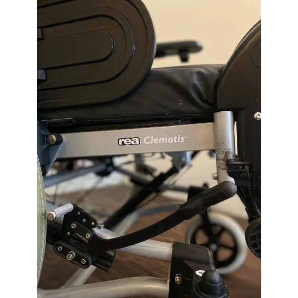 Invacare Rea Clematis ápolási kerekesszék háttámlával és fejtámasszal