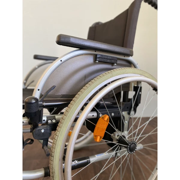 Ottobock kerekesszék 45 cm ülőszélességgel, karfával és lábtartóval