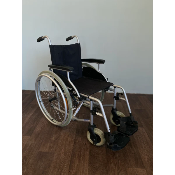 Összecsukható kerekesszék 38 cm ülőszélességgel, kivehető hátsó kerekekkel