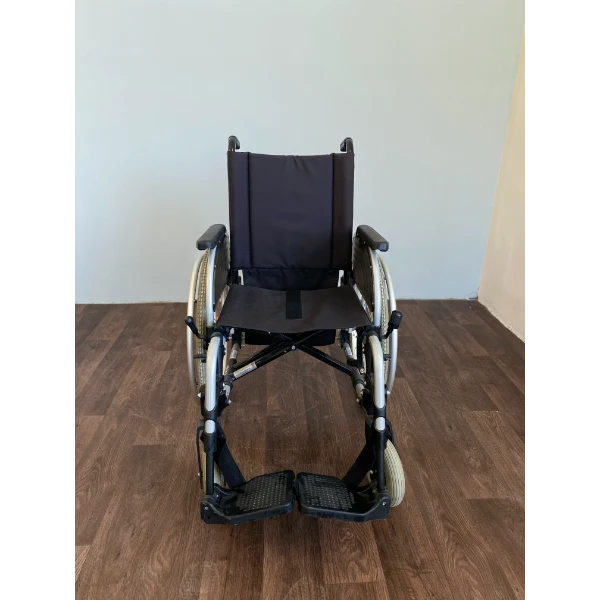 Utazáshoz ideális, összecsukható Ottobock kerekesszék 45 cm ülőszélességgel