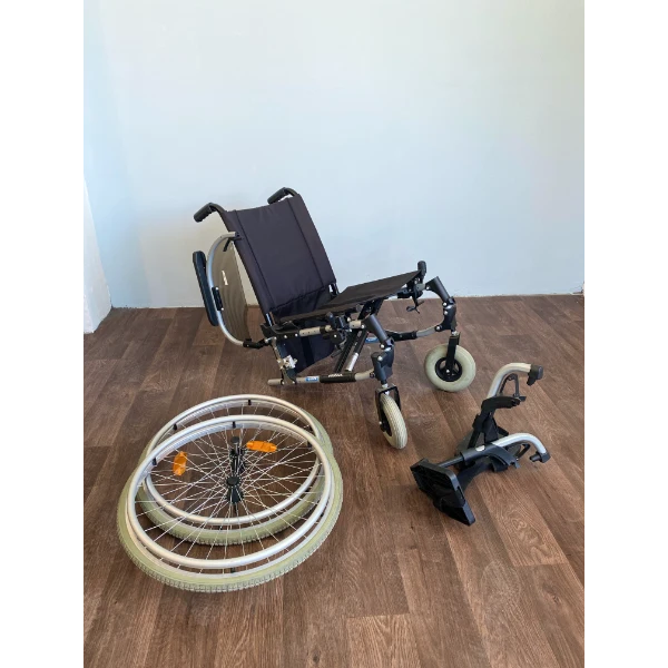 Kompakt méretű Ottobock kerekesszék 42 cm ülőszélességgel