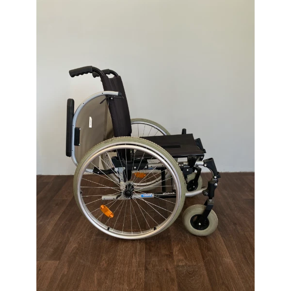 Ottobock kerekesszék 42 cm ülőszélességgel, kivehető lábtartóval