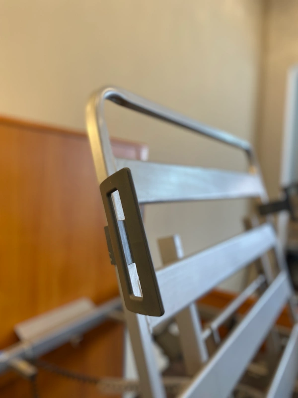 Betegágy háttámlája, kiemelve az állíthatósági funkcióval.