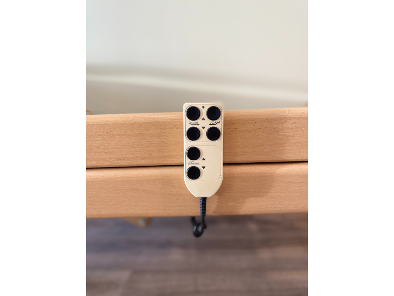 Betegágy ergonomikus távvezérlővel.
