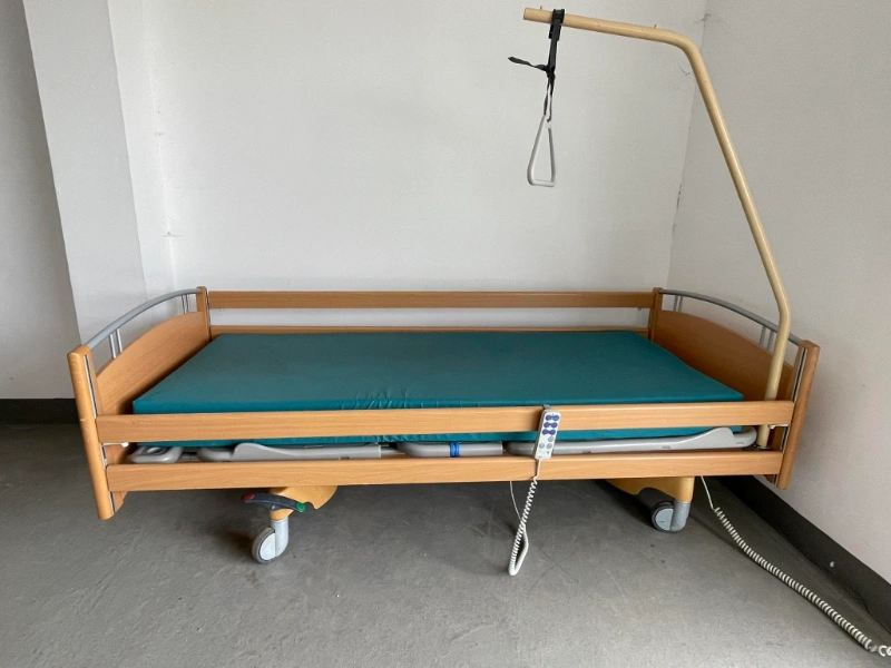 Használt elektromos áőolási ágy fékezhető kerekekkel, íves ágyvégekkel.
