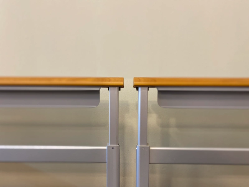 Kétzónás oldalkorláttal felszerelt ágy, különálló emelhető háttámlával és lábtámasszal.