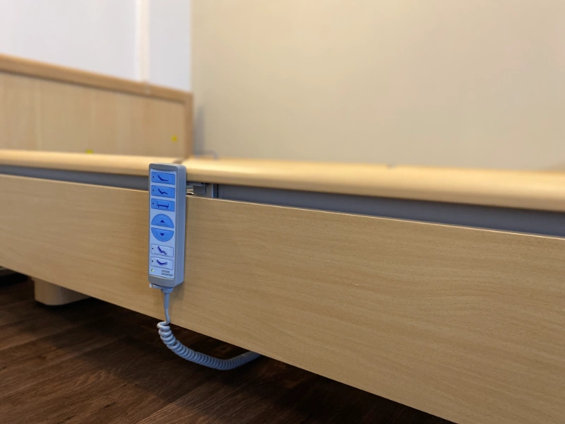Wissner-Bosserhoff betegágy távirányítóval, fa burkolattal és ergonomikus szerkezettel.