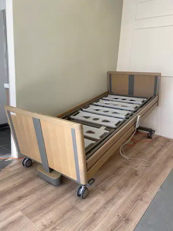 Elektromosan állítható többfunkciós ápolási ágy döntött háttámlával