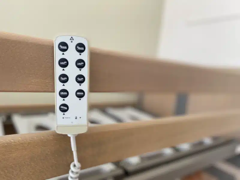 Távirányító elektromos ágy vezérléséhez, ergonomikus kialakítással