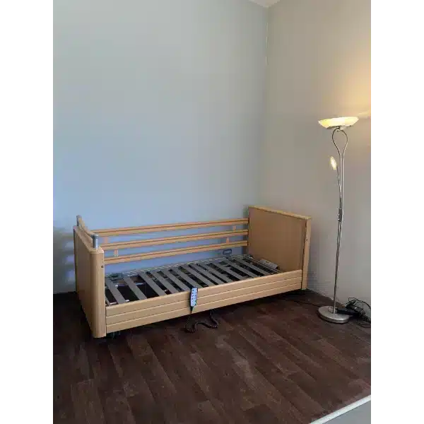 Világostölgy betegágy teljesen leengedett állapotban