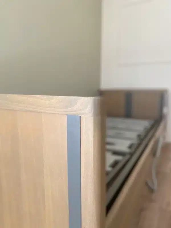 Otthonápolási betegágy klasszikus fa designnal és görgős lábakkal