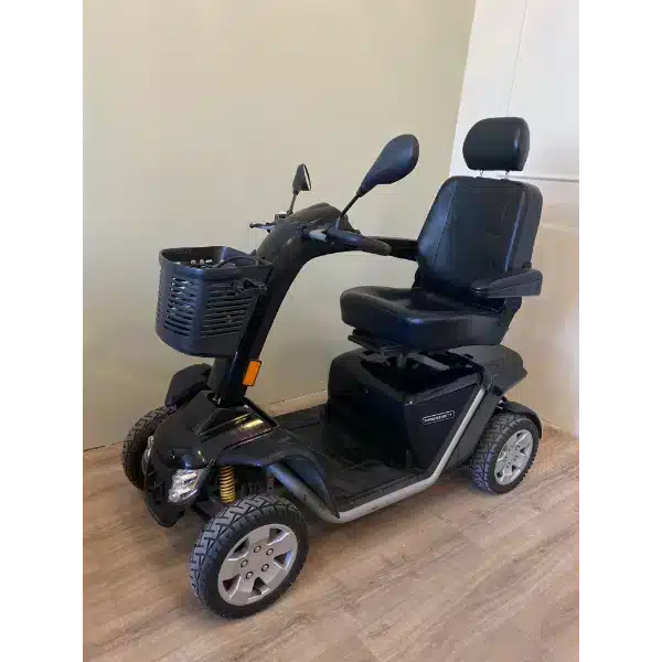 Használt fekete elektromos négykerekű moped oldalnézetből