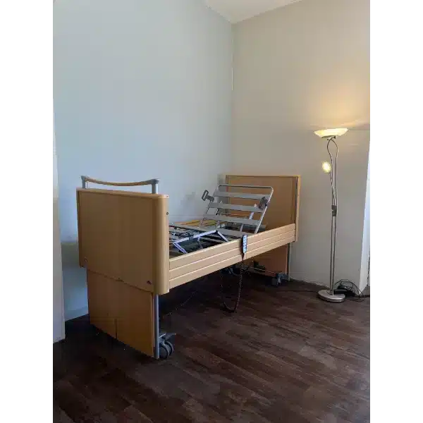 Háttámlával döntött világostölgy betegágy hátsó nézetből