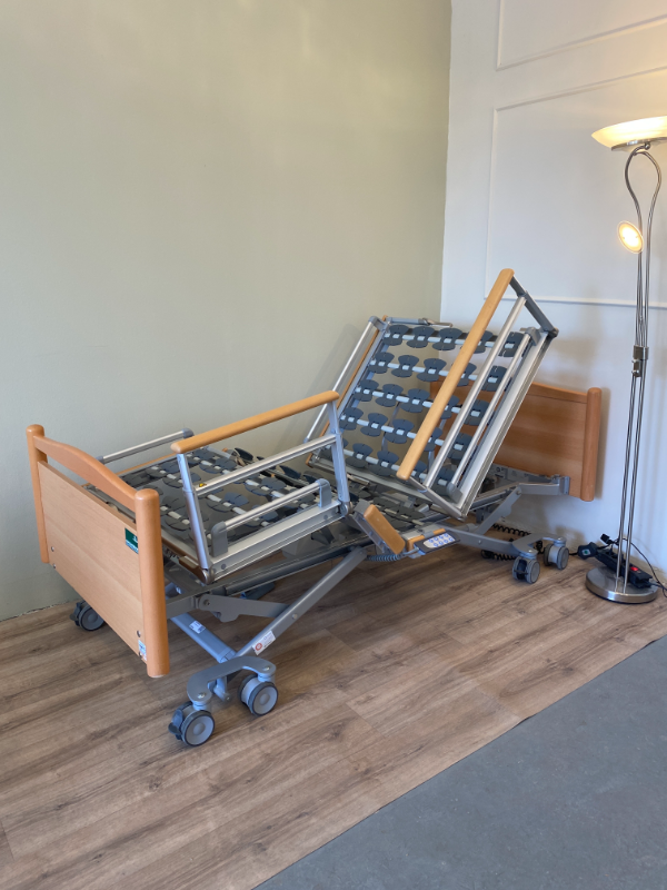 Osztott korlátos elektromos betegágy