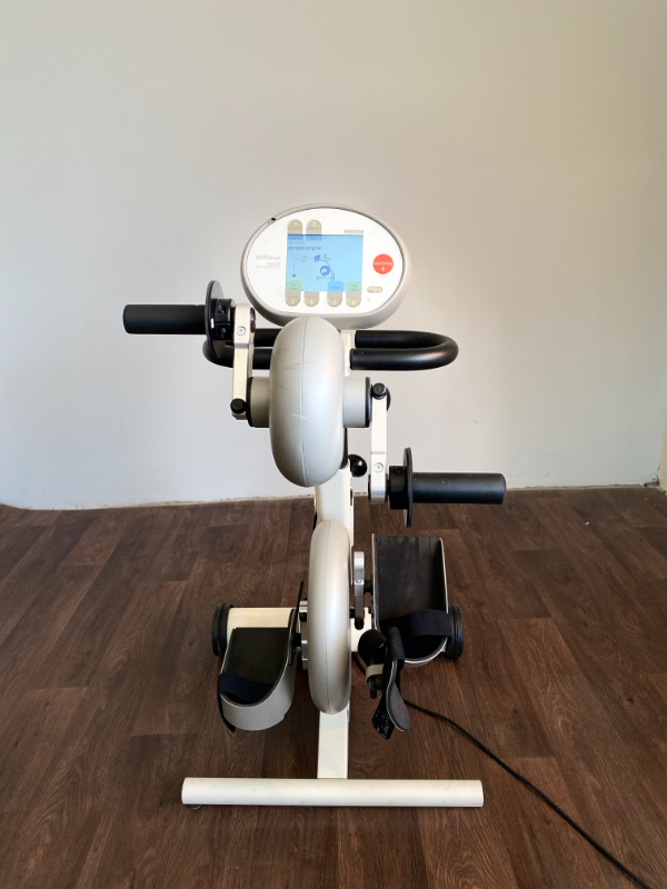 MOTOmed viva 2 hátsó nézet kábelvezetéssel