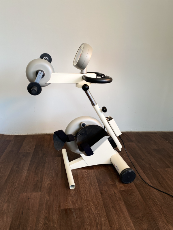 MOTOmed viva 2 rehabilitációs kerékpár oldalnézetből
