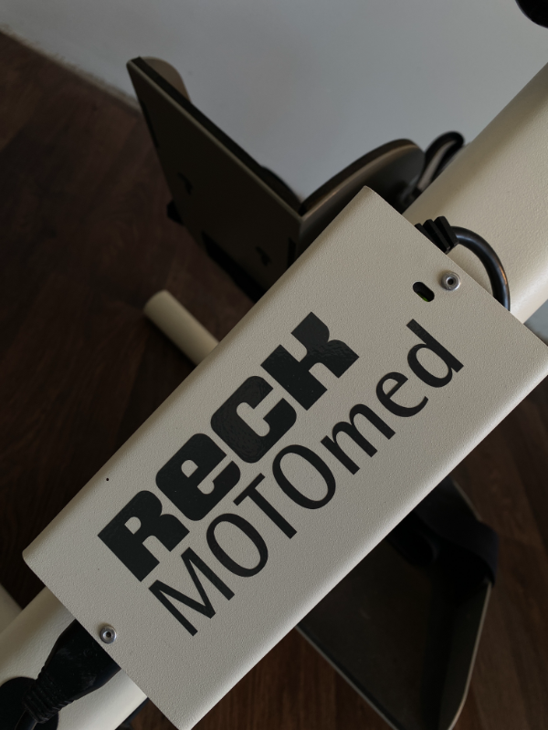 RECK MOTOmed logó az eszköz házán