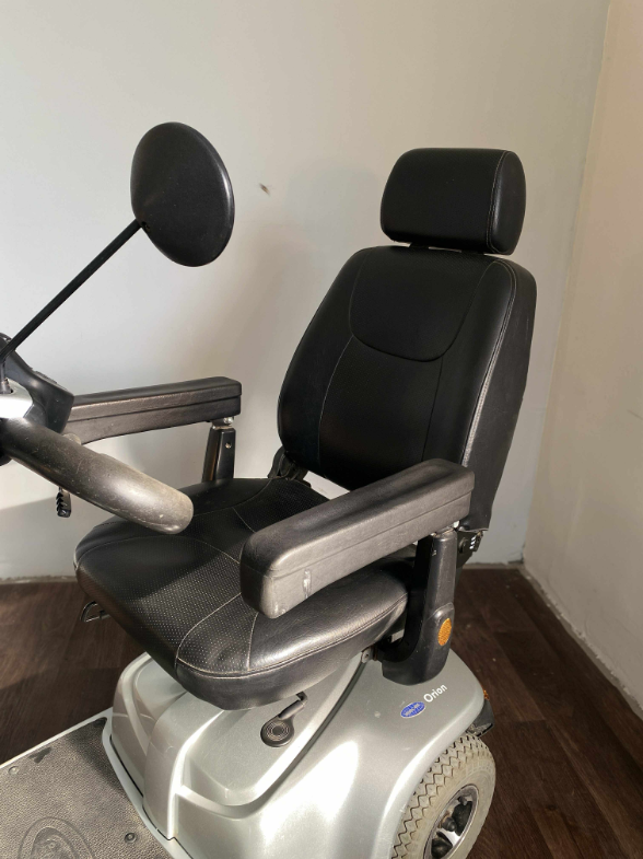 Invacare Comet 4 elektromos moped kényelmes bőr ülés