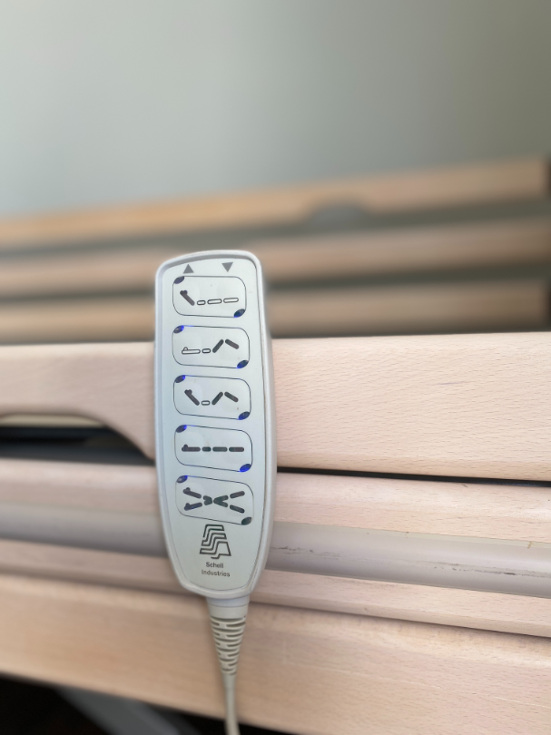 Ápolási ágy ergonomikus távirányítóval