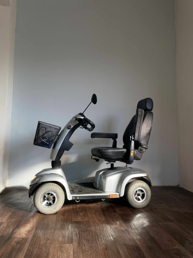 Használt Invacare Comet 4 elektromos scooter oldalnézet