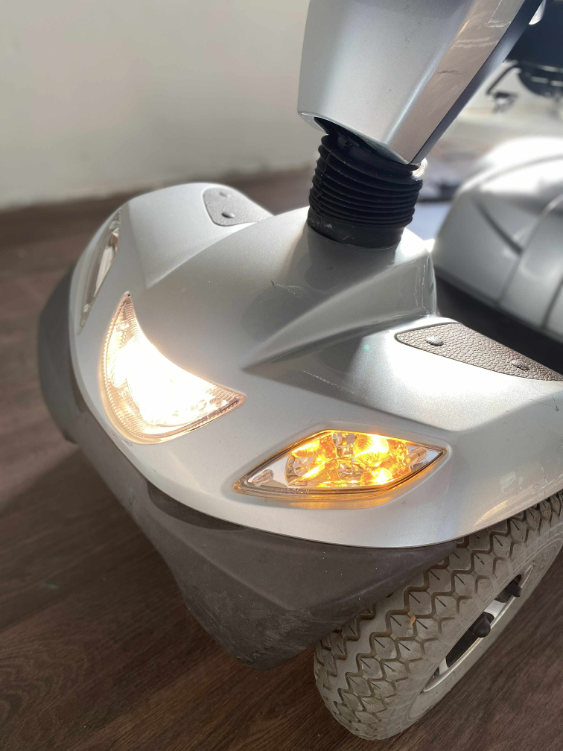 Invacare Comet 4 elektromos moped teljes nézet