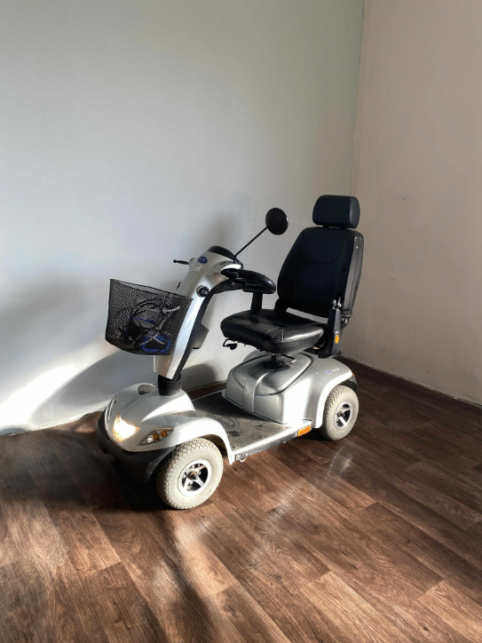 Invacare Comet 4 használt elektromos moped kosárral