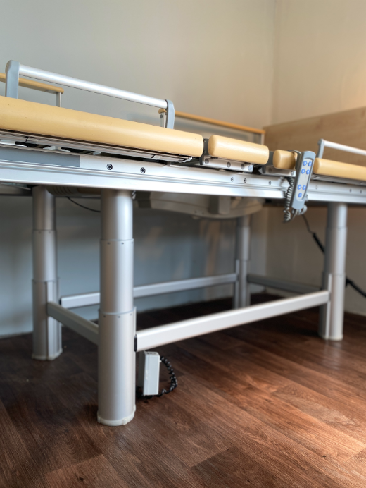 Négy lábú, rejtett kerekes betegágy