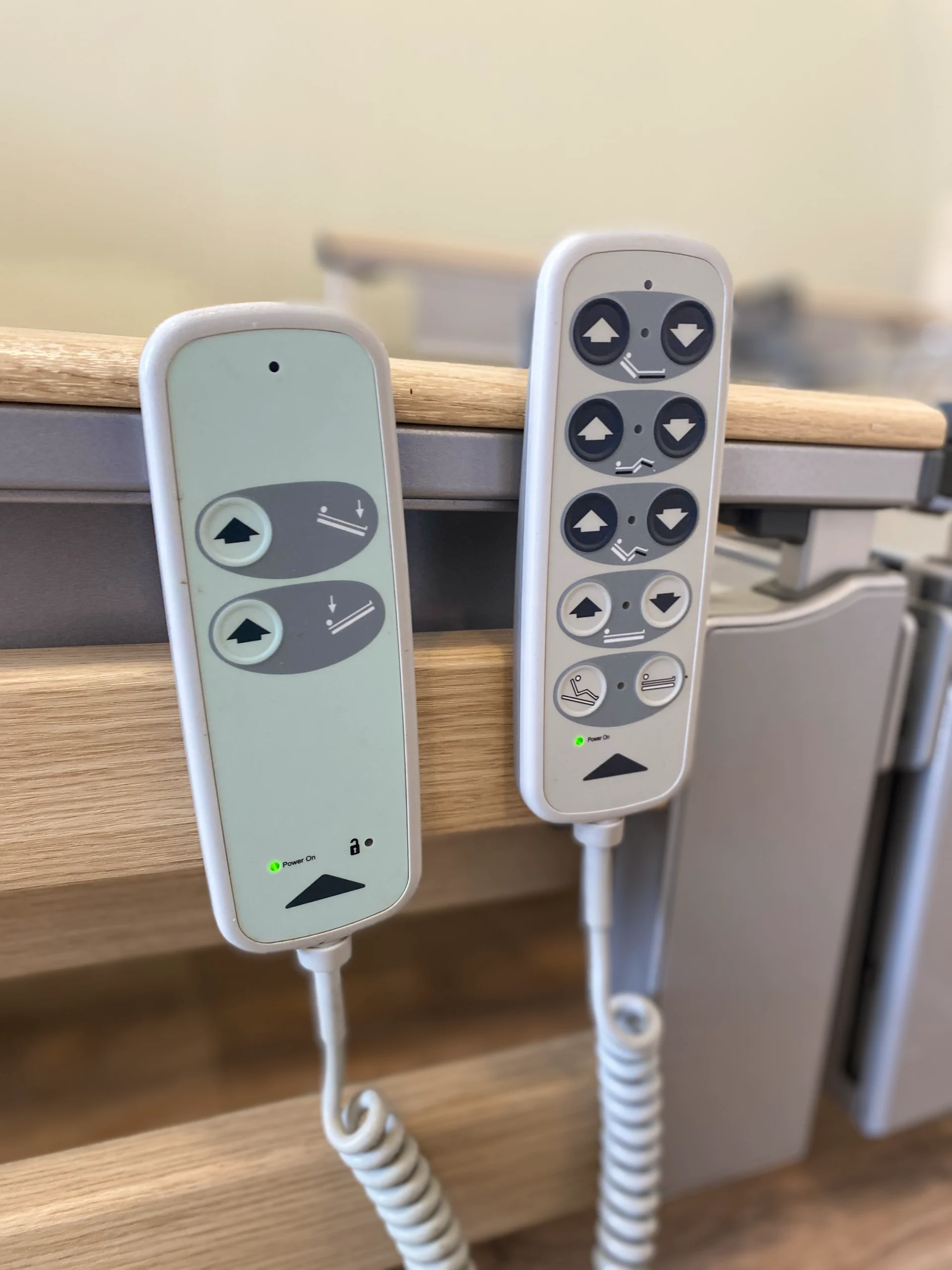 Ergonomikus távirányítók elektromos betegágy funkcióinak vezérléséhez