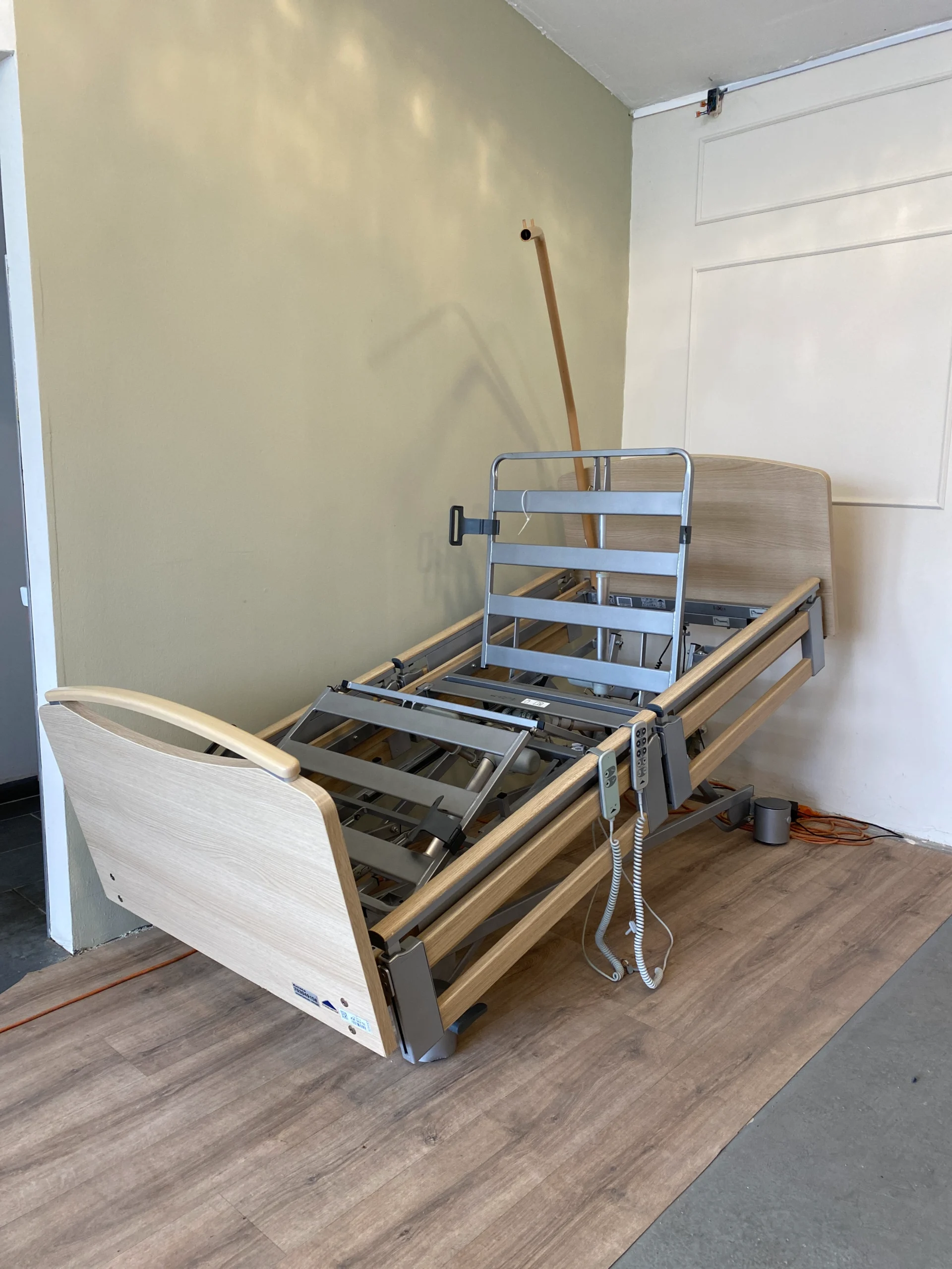 Fordított trendelenburg pozícióba állított elektromos ápolási ágy otthoni használatra