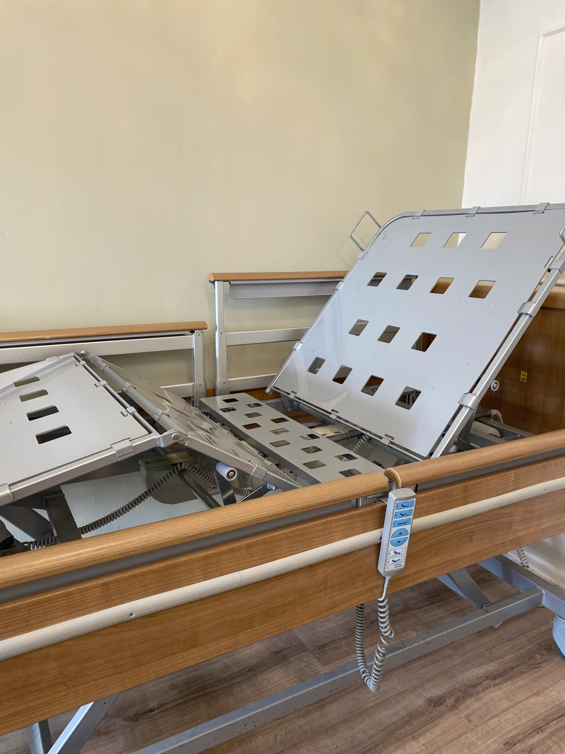 Többfunkciós elektromos ápolási ágy állítható háttámlával és lábrésszel
