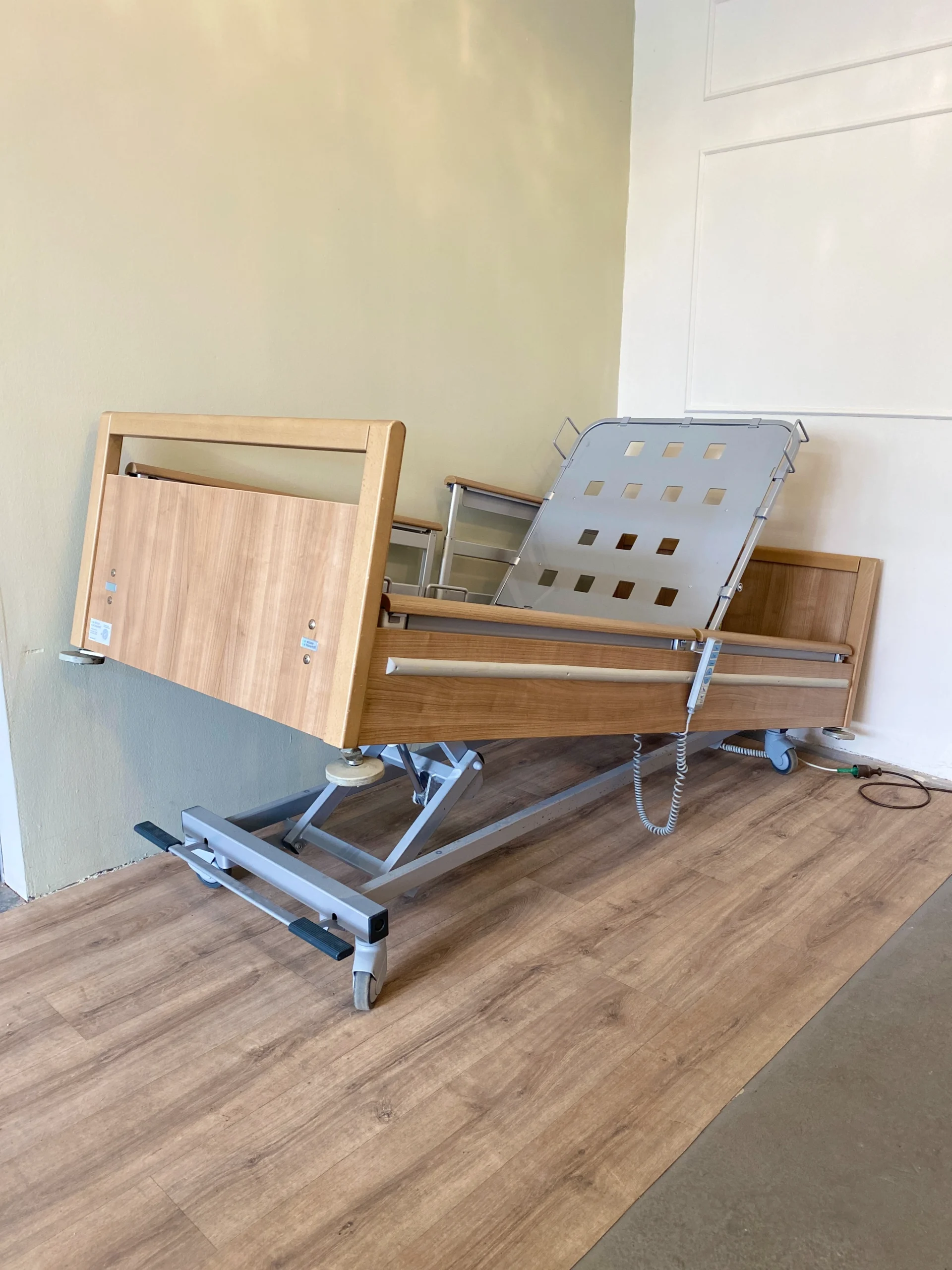 Magasságállítható elektromos betegágy emelt helyzetben